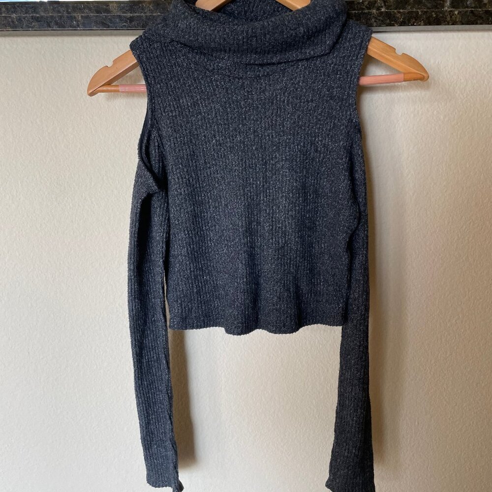 Hollister Women's Grey Knit Turtleneck Cold Shoulder Crop Top